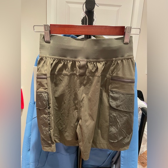 NWT Lululemon Cargo Hiking Short Size 2 - Picture 2 of 3